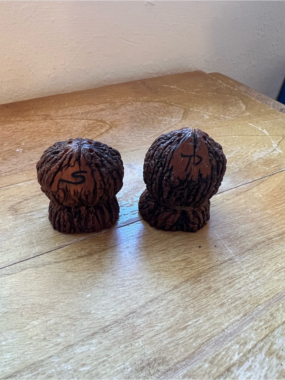 Walnut-shaped carved salt and pepper shaker